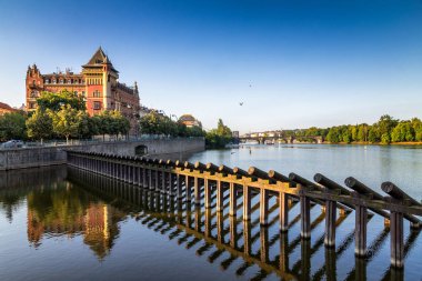 Vltava Nehri ve waterfront gündoğumu, Prag eski şehir.