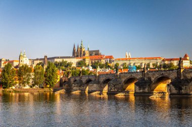 Prag Kalesi ve Charles Köprüsü Vltava Nehri üzerinde.