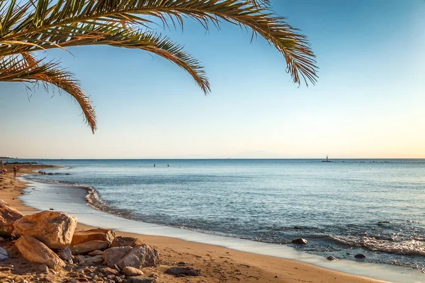 Paralia deniz görünümü ve sandy beach. 
