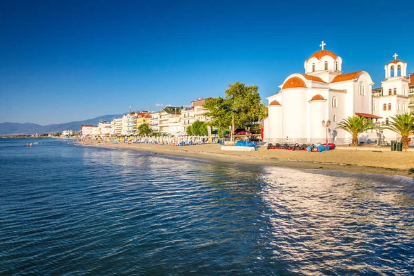 Paralia, Iglesia de San Fotino en la playa . — Foto de Stock