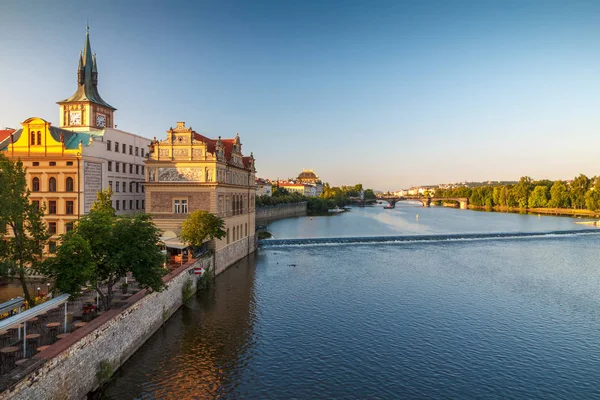 Rio Vltava e beira-mar da cidade velha em Praga . — Fotografia de Stock