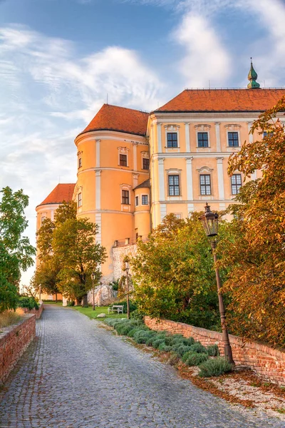 Mikulov vár Dél-Morvaország napnyugtakor, Cseh Köztársaság. — Stock Fotó