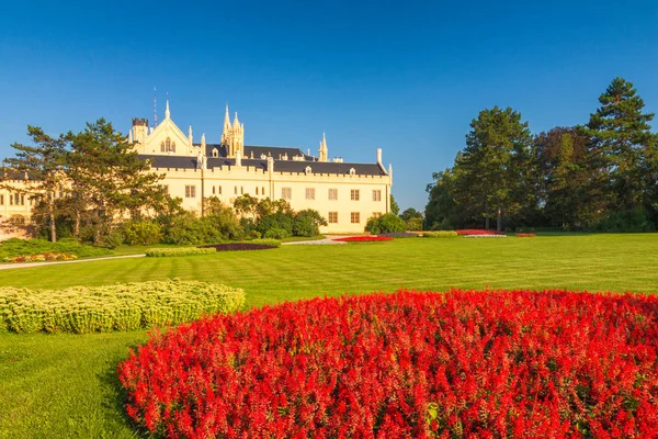 Weergave van Lednice-kasteel met een prachtige tuin op het zonnige dag. — Stockfoto