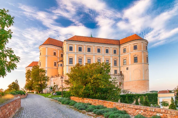 Castillo Mikulov en Moravia del Sur al atardecer, República Checa . — Foto de Stock