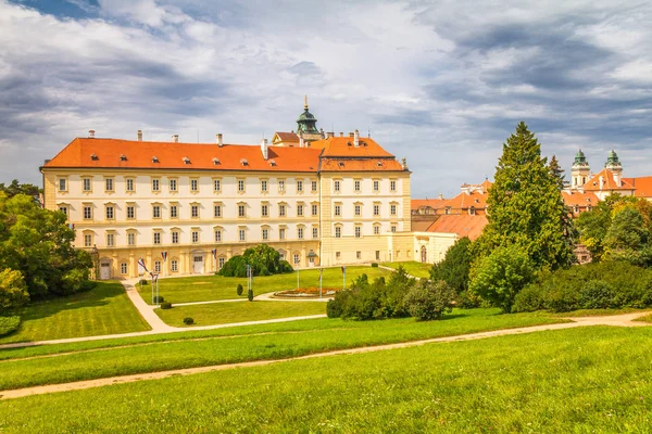 Vista del castillo de Valtice en Moravia del Sur, República Checa . — Foto de Stock