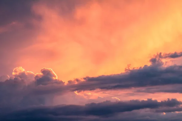 Rudá obloha a mraky při západu slunce. — Stock fotografie