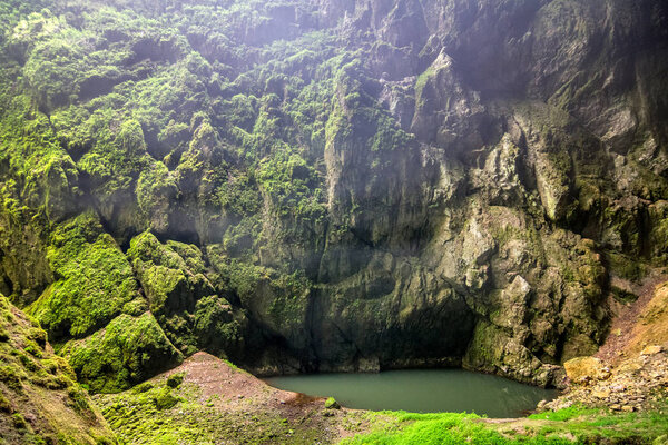 Ущелье Макоча с озером
.
