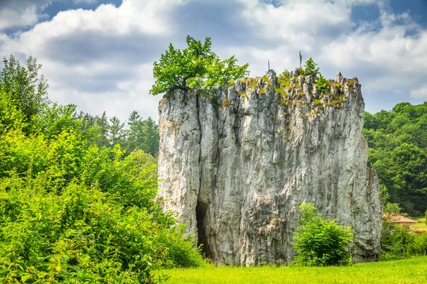Sloupsko-sosuvska mağarası yakınlarındaki kaya oluşumu Hrebenac. — Stok fotoğraf