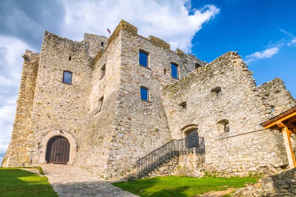 Mittelalterliche Burg strecno in der Nähe von Zilina Stadt, Slowakei. — Stockfoto