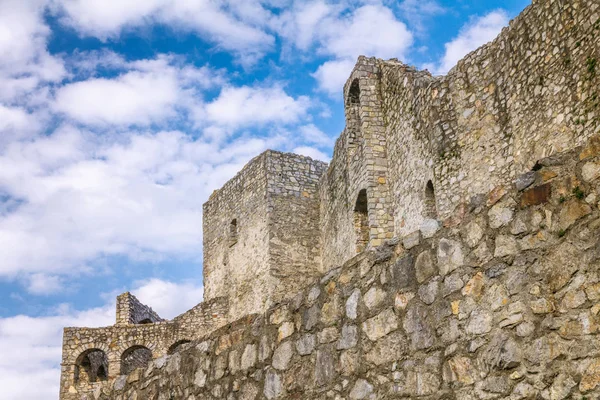 Riesige Mauern der mittelalterlichen Burg strecno in der Nähe der Stadt Zilina. — Stockfoto