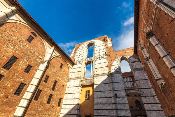 Toskana bölgesinde eski bir şehir olan Siena kentinin eski evleri — Stok fotoğraf