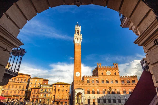 La Torre del Mangia, torre en la Piazza del Campo de Siena . — Foto de Stock