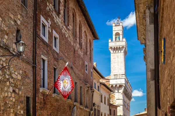 Вузька вулиця в Монтепульчано () — муніципалітет в Італії, у регіоні провінція Сієна. — стокове фото