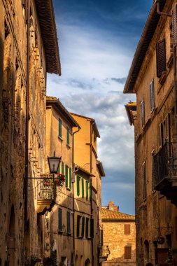 Pienza dar sokak, Siena ilinde bir kasaba.