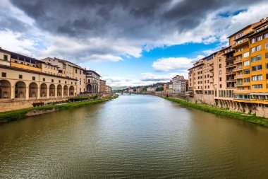 Ünlü köprü Ponte Vecchio arno nehri görünümü 