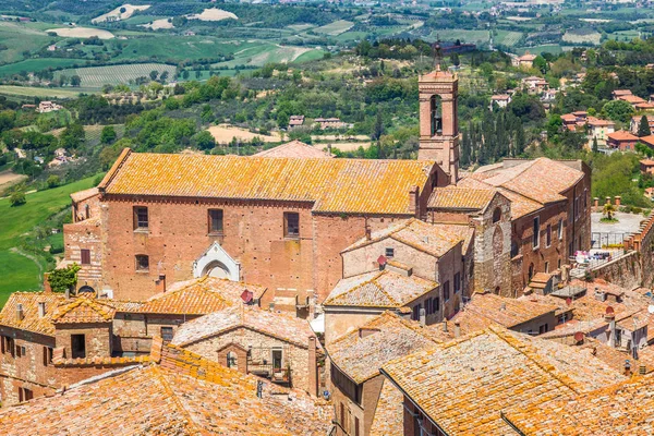 Montepulciano, średniowieczne i renesansowe miasteczko na wzgórzu w Toskanii. — Zdjęcie stockowe