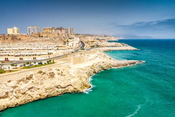 Mura della città sulla costa rocciosa del Mediterraneo a Melilla . — Foto Stock