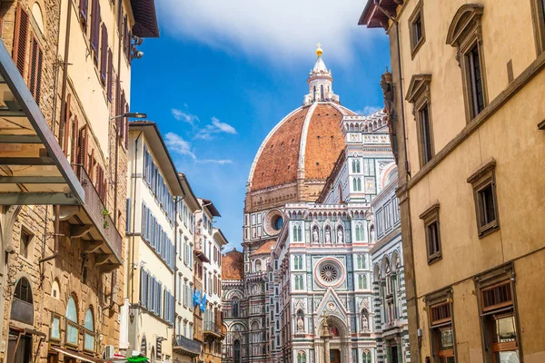 Cathedral of Saint Mary of the Flower at square Piazza del Duomo — Stock Photo, Image