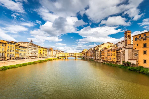 Ponte Vecchio, ünlü ortaçağ taşı eski köprü. — Stok fotoğraf