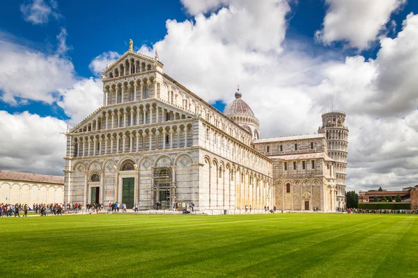 Pisa Cathedral with the Leaning Tower of Pisa. — Stock Photo, Image