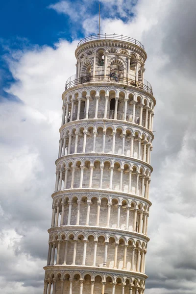 Güneşli bir günde Mucizeler Meydanı'ndaki Pisa Kulesi.