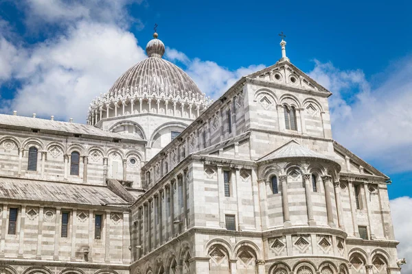 Güneşli bir günde Mucizeler Meydanı'ndaki Pisa Katedrali. — Stok fotoğraf