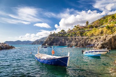 Ligurian Denizi ve ünlü Cinque Terre kasabalarının yakınında sahil