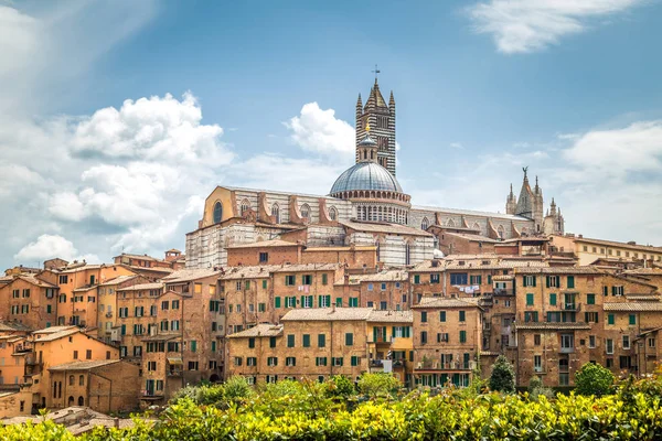 Siena ciudad con Catedral, vista de la antigua ciudad en la Toscana . — Foto de Stock