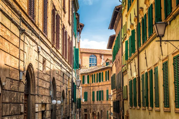 Ulice Siena, starověké město v oblasti Toskánsko. — Stock fotografie