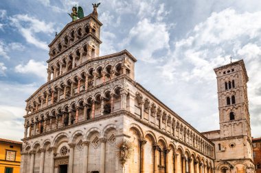 San Michele Foro, Lucca'da bir Roma Katolik Bazilikası kilisesi.