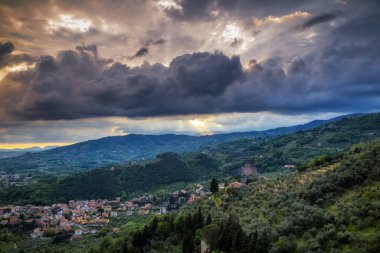 Çevredeki manzaraya sahip Montecatini Terme şehrini görüntüleyin.