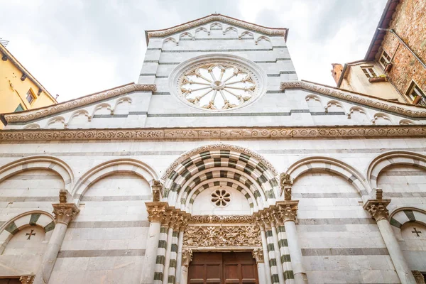 Detail van de kerk in Lucca town. — Stockfoto