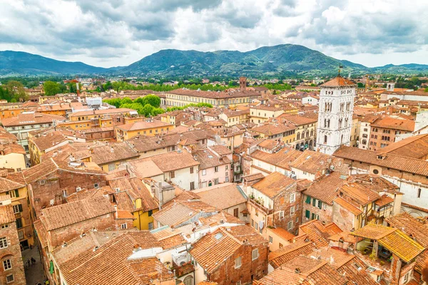 Pohled na město Lucca v Toskánsku, Itálie. — Stock fotografie