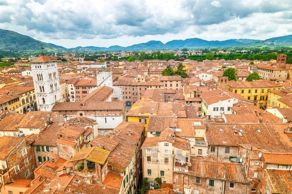 Pohled na město Lucca v Toskánsku, Itálie. — Stock fotografie