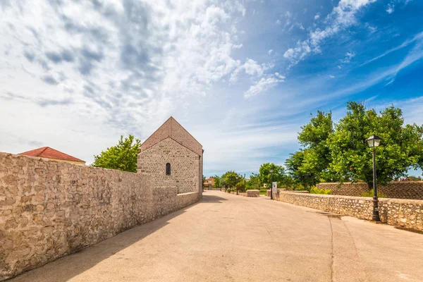 Straat van de historische stad Nin in de Kroatische provincie Zadar, — Stockfoto