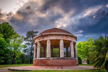 Toskana, İtalya gün batımında Montecatini Terme kasabasında Spa parkı, 