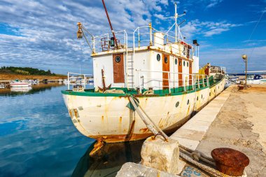 Eski paslı gemi Privlaka limanına demirledi.