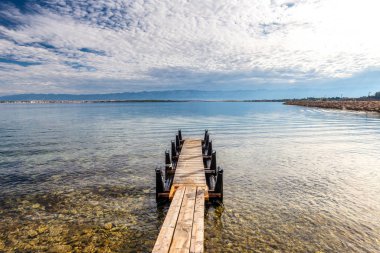 Ön planda ahşap iskele ile deniz manzara, Hırvatistan.