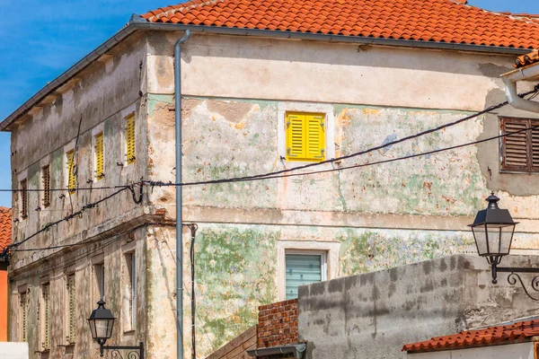 Ancient stone house in the Nin historic town. — Stock Photo, Image