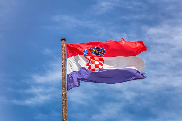 Bandeira croata voando com céu azul . — Fotografia de Stock