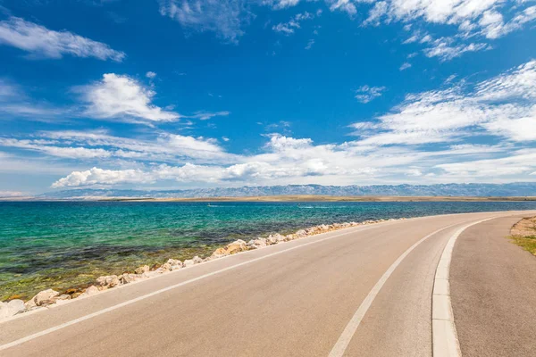 Vir adasında deniz kıyısında yol.