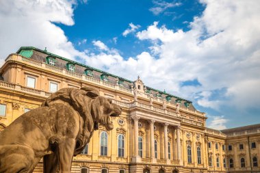 İç avluda aslanlardan biri olan Buda Kalesi.