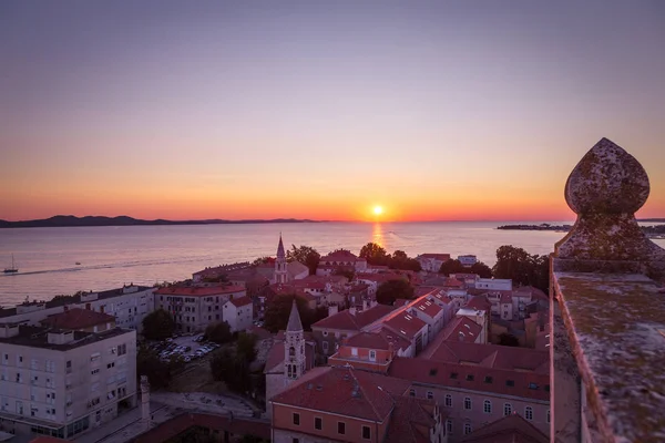 Belo pôr do sol no Mar Adriático na cidade de Zadar . — Fotografia de Stock