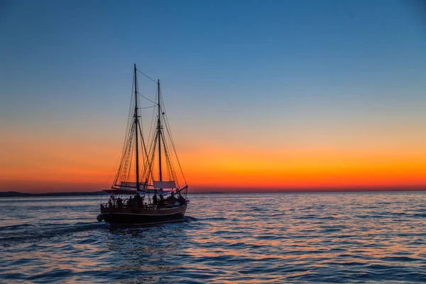 Sonnenuntergang mit der Silhouette eines Segelbootes auf der Adria in der Nähe von Zada — Stockfoto