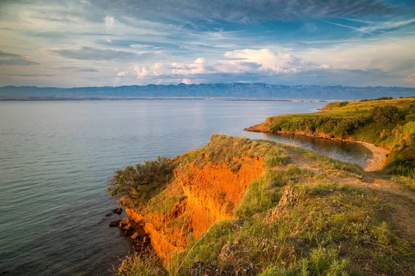 Zee landschap met bergen op de achtergrond bij zonsondergang, vir Island — Stockfoto