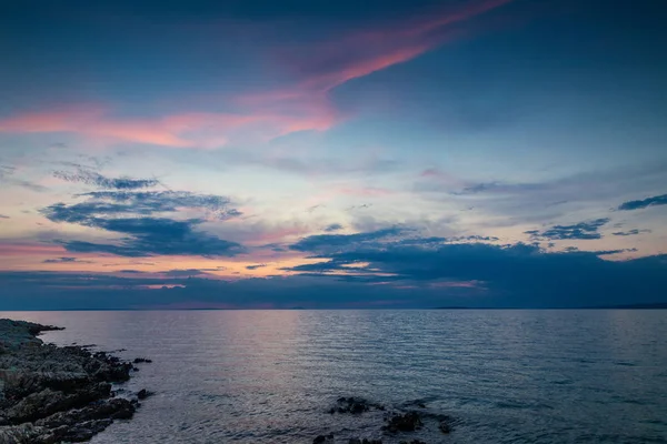 Pôr do sol no mar Adriático na ilha de Vir, na Croácia . — Fotografia de Stock