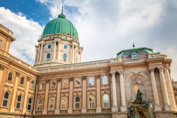 Il Castello di Buda con la Fontana di Mattia a Budapest, Ungheria . — Foto Stock