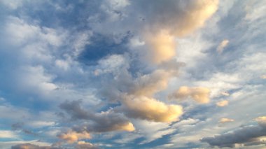 Arkaplan, gün batımında bulutlu mavi gökyüzünden yaratıldı.