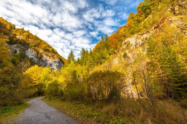 Horská krajina na podzim slunečný den. — Stock fotografie