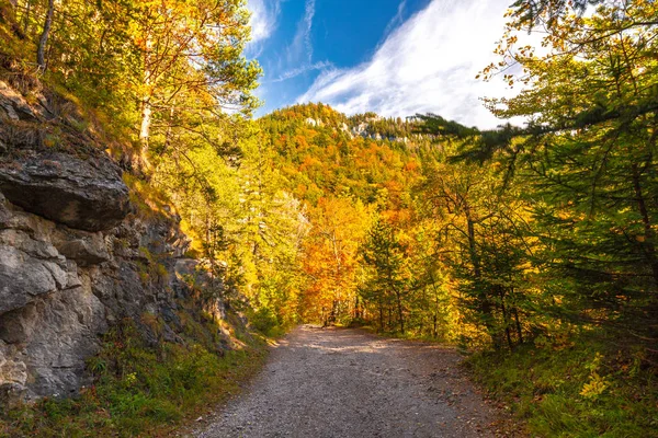 Bergwelt im Herbst sonniger Tag. — Stockfoto